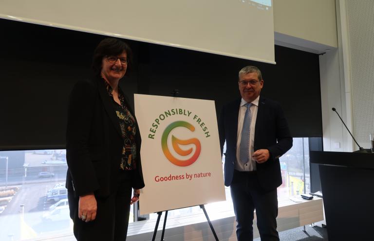 Rita Demaré (Présidente du VBT) et Luc Vanoirbeek (Secrétaire général du VBT) dévoilent le nouveau logo de Responsibly Fresh.